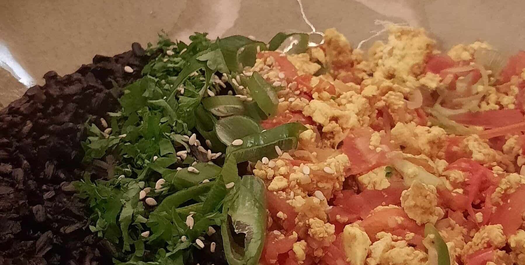 scrambled tofu met tomaat